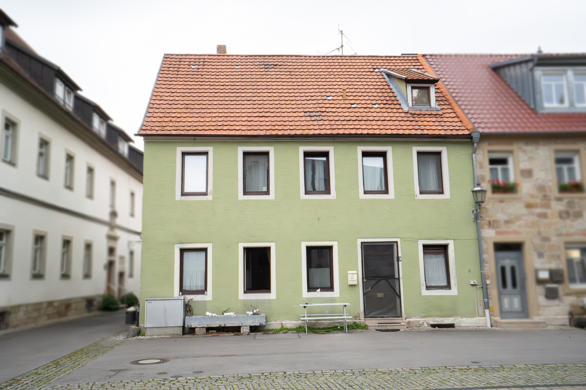 Bad Königshofen i. Grabfeld: Einfamilienhaus mit Innenhof, Gewölbekeller & Nebengebäude – zentrale, ruhige Lage