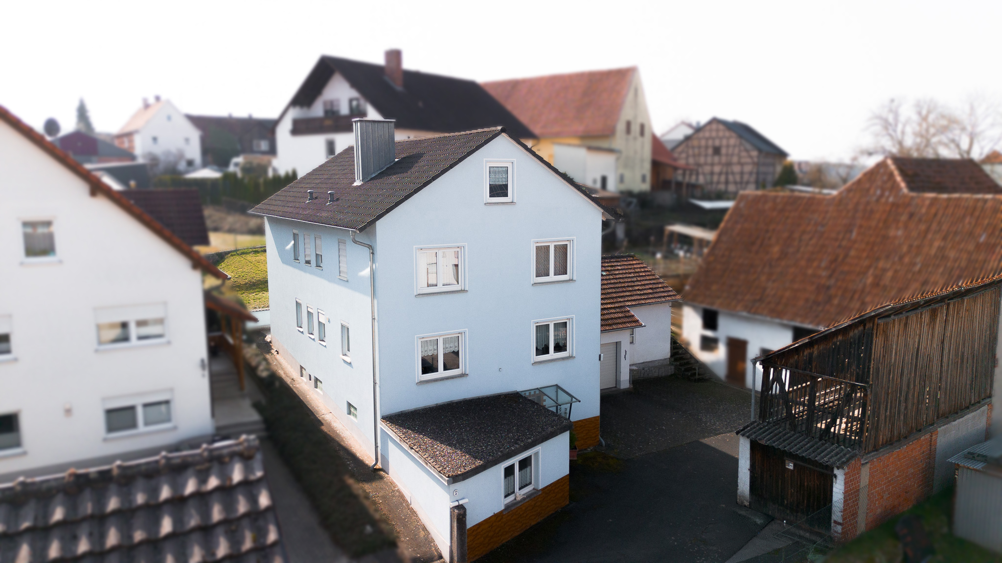 Strahlungen: Zweifamilienhaus mit Garten, Terrasse und Garage