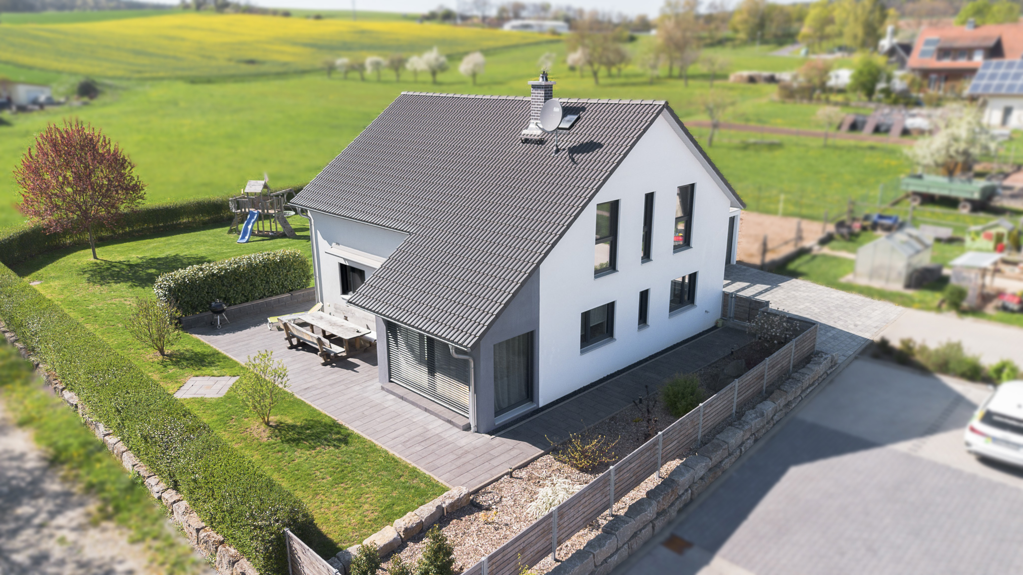Hohenroth-Windshausen: Attraktives, neuwertiges Einfamilienhaus (Hanse-Haus, KfW 40) mit großzügigem Garten