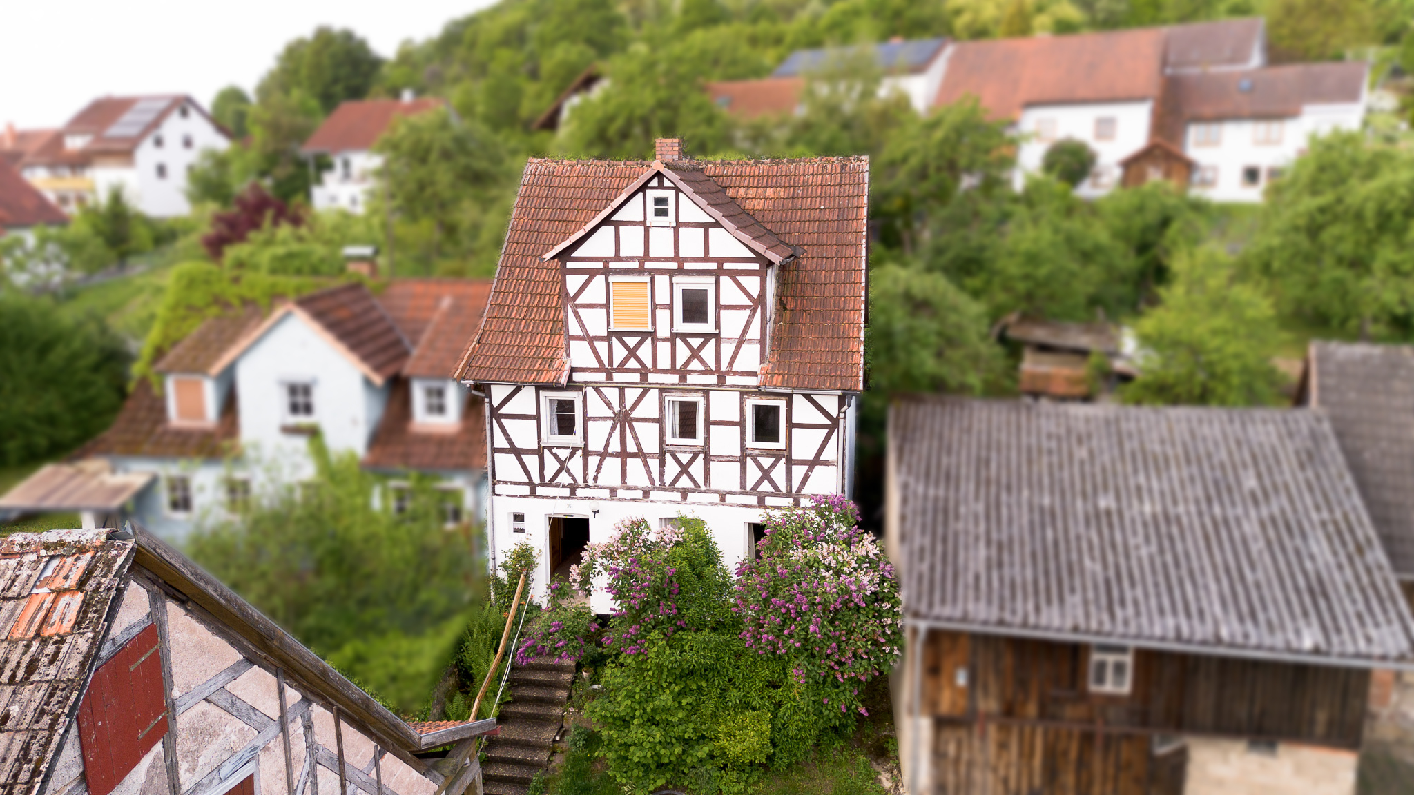 Weisbach: Charakteristisches Fachwerkhaus im Grünen zum Verkauf