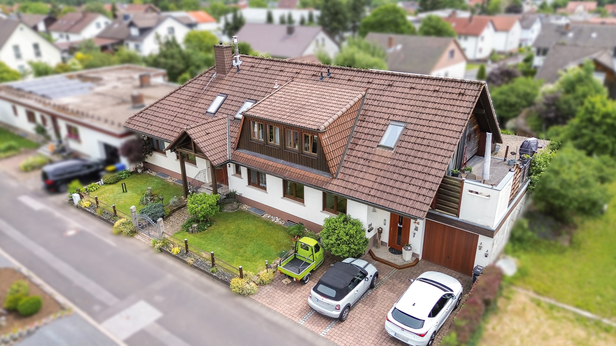 Bischofsheim: Attraktives Zweifamilienhaus mit großem Garten, Photovoltaikanlage, Doppelgarage und Blick zum Kreuzberg
