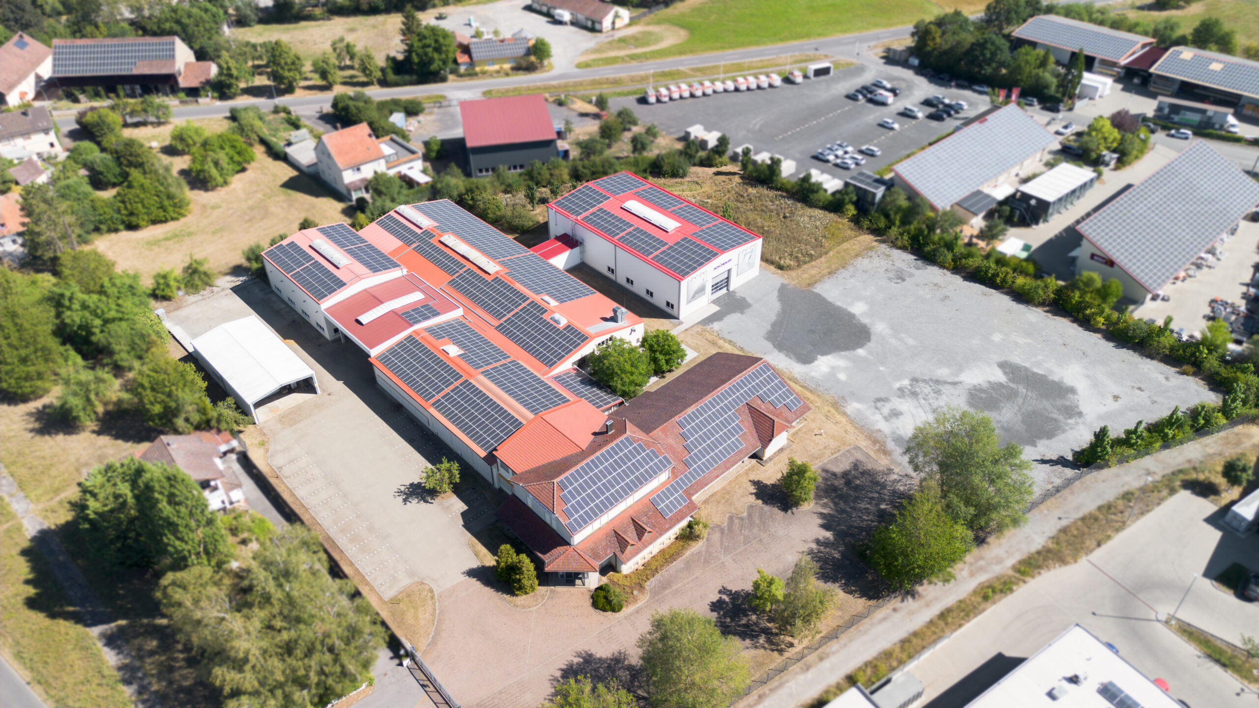 Bad Königshofen. Repräsentatives & Multifunktionales Gewerbeareal mit PV-Anlage, Produktionshallen, Bürogebäude, Freifläche