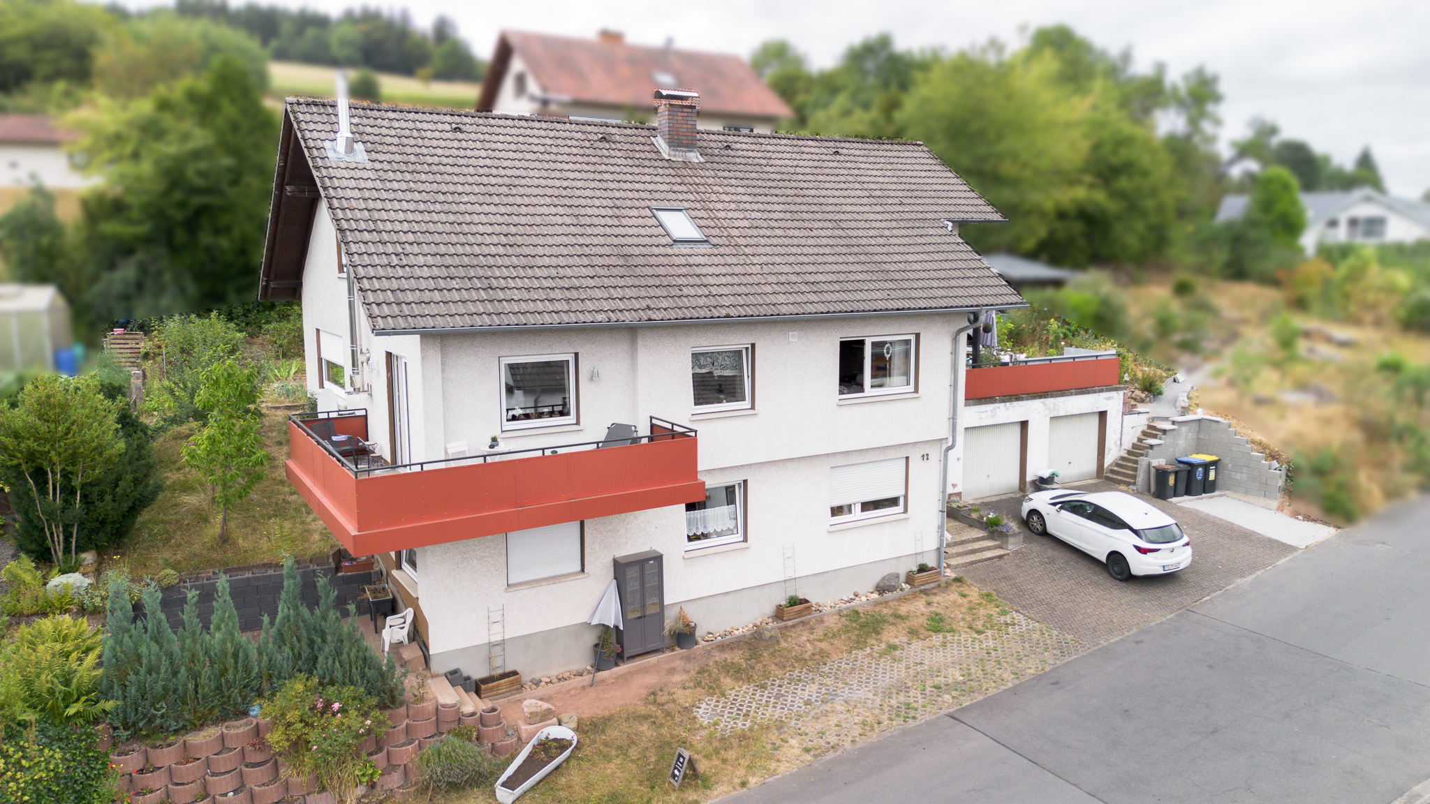 Hilders: Großzügiges Einfamilienhaus mit Einliegerwohnung, Terrasse und Garten